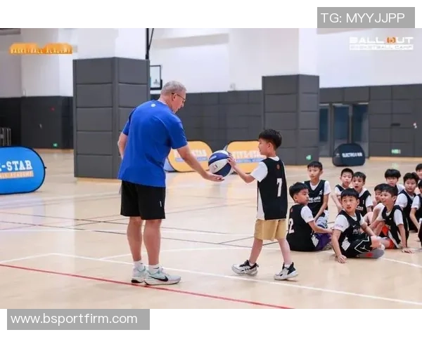 小卡称赞训练营表现出色年轻球员防守沟通能力显著提升