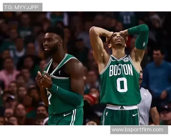 杰伦布朗意外撞击K乔治白T恤沾满发际线粉成新焦点