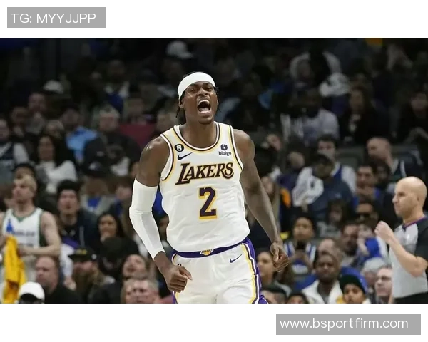 拉拉维亚称赞范德比尔特防守表现为球队奠定坚实基础